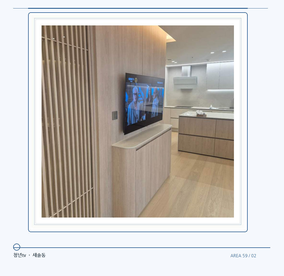 목재 칸막이 옆 TV 화면 · 청년tv 벽걸이TV 공간 참고 사진 59-2
